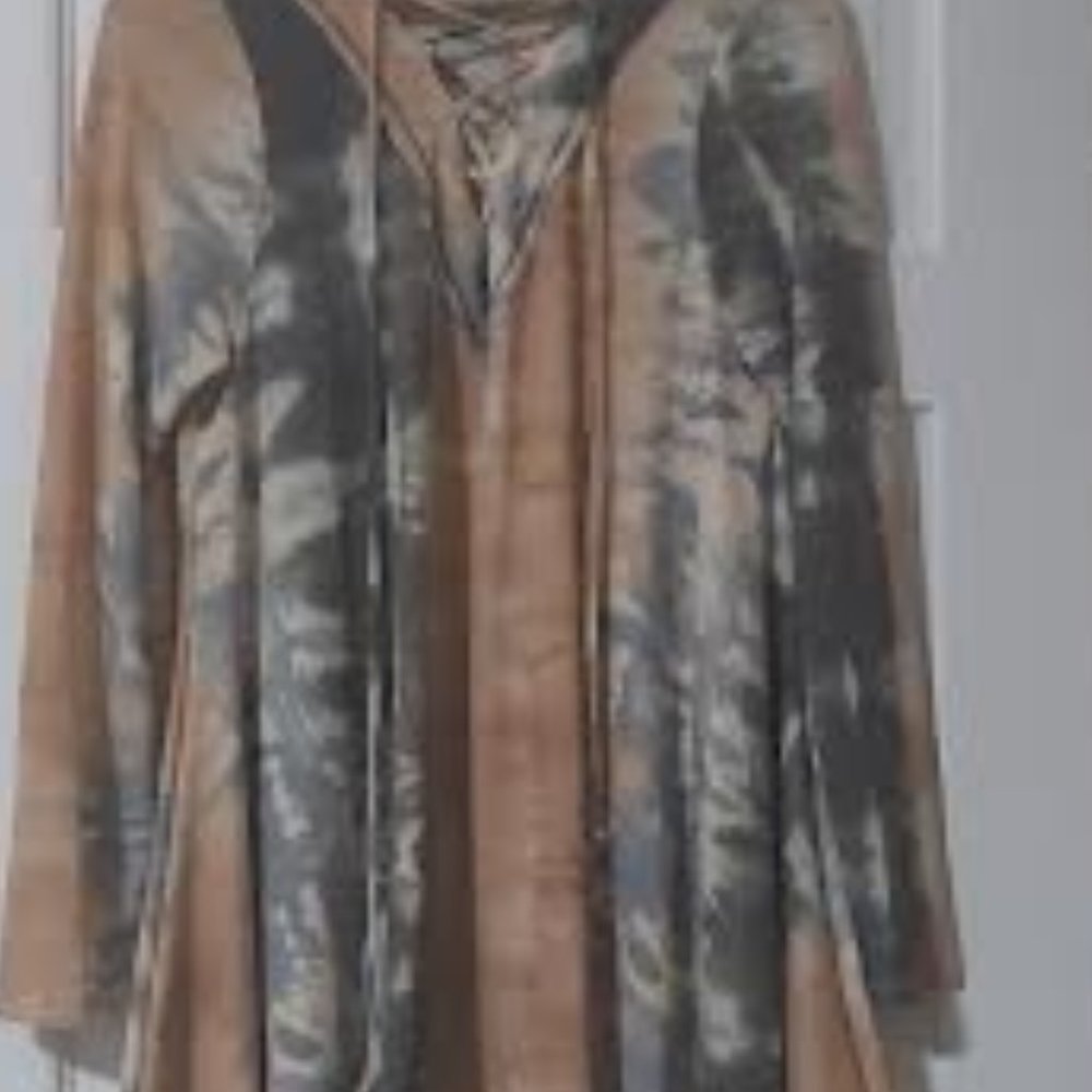 LACE UP VNECK, IN TIE DYE TONIC